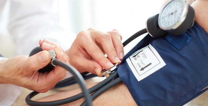 medic care verifica tensiunea unui pacient