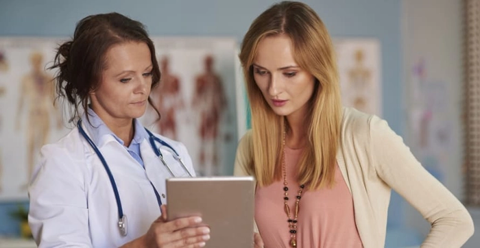 medic care prezinta rezultatele unei analize unei femei