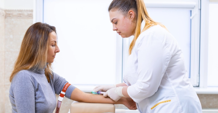 medic care ia o analiza de sange unei femei