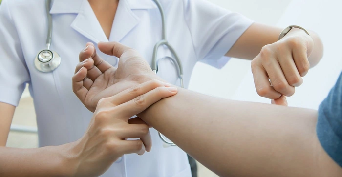 medic care verifica pulsul unei persoane