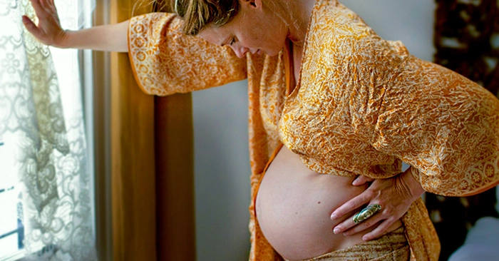 femeie ce are parte de contracții uterine