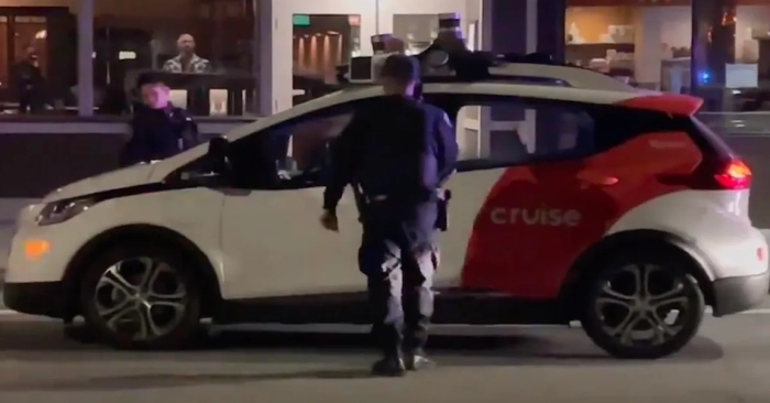masina fara sofer, masina autonoma oprita in trafic de un politist american