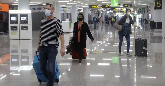 oameni care poart masca in aeroport