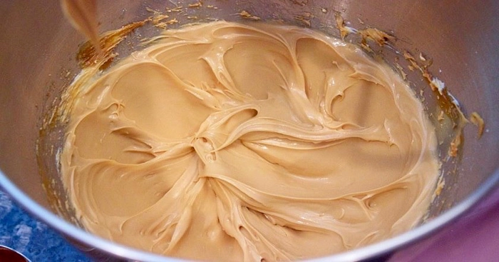 cremă caramel într-un bol