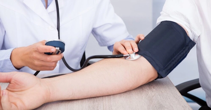 medic care verifica cu un pulsiometru tensiunea unei persoane