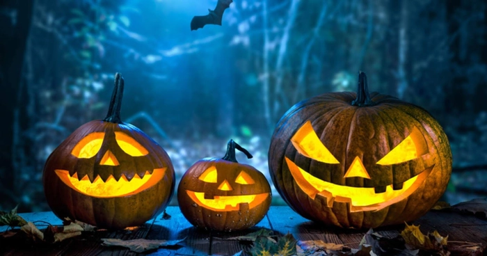 trei dovleci cu fete inspaimantatoare noaptea de Halloween