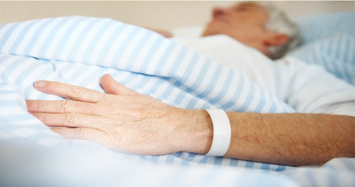 bolnav pe un pat de spital