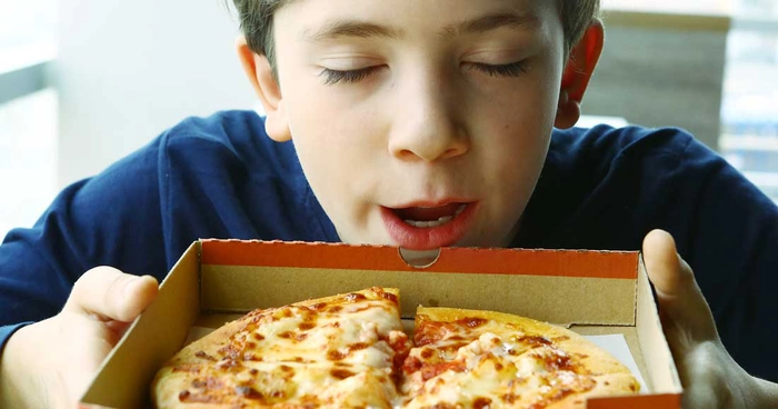 baiat care miroase o pizza