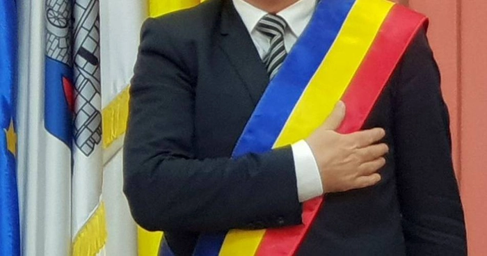 un primar care depune jurământul