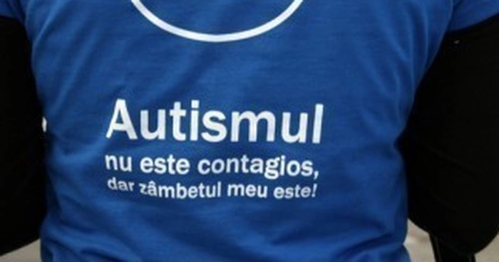 un tricou albastru pe care scrie autismul nu este contagios, dar zambetul meu este