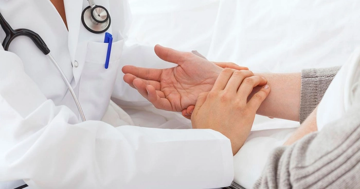 persoana care masoara pulsul unei alte persoane