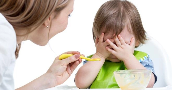 o mama care hrăneșet un copil