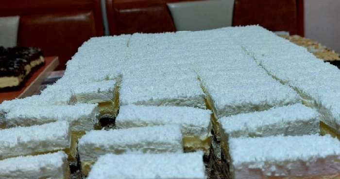 mai multe bucăți de prăjitură fulg de nea într-o tavă