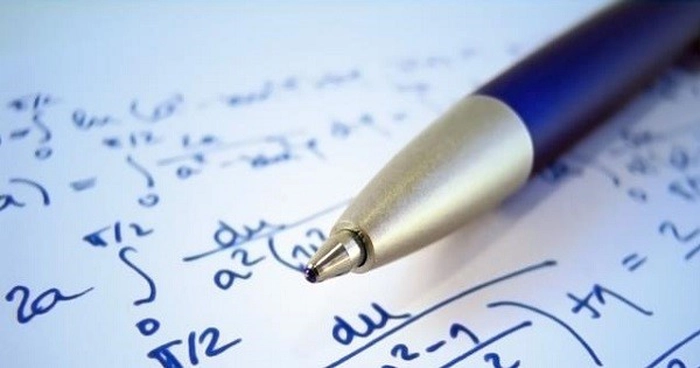 un pix pe o foaie cu exercitii de matematica rezolvate