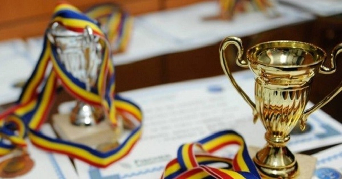 trofee si diplome pentru elevi