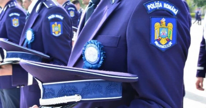 politisti in uniforma