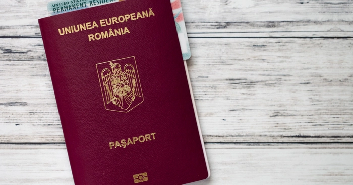 un pașaport vișiniu