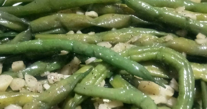 fasole verde cu usturoi intr-un bol