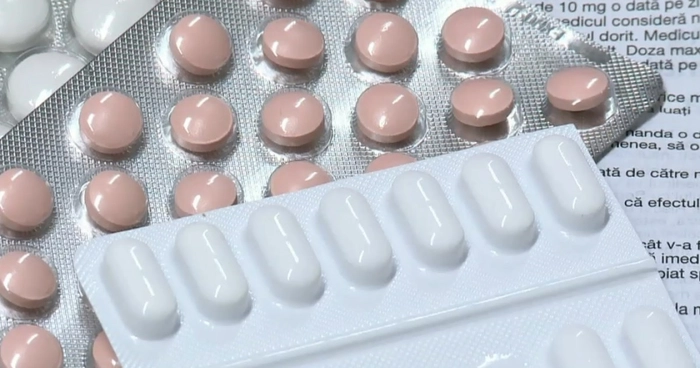 mai multe tipuri de pastile pe o masa