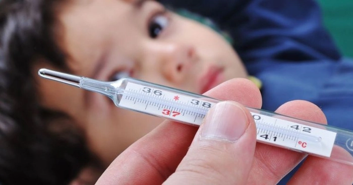 persoana care verifica temperatura unui copil 