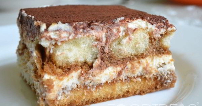 tiramisu pe o farfurie
