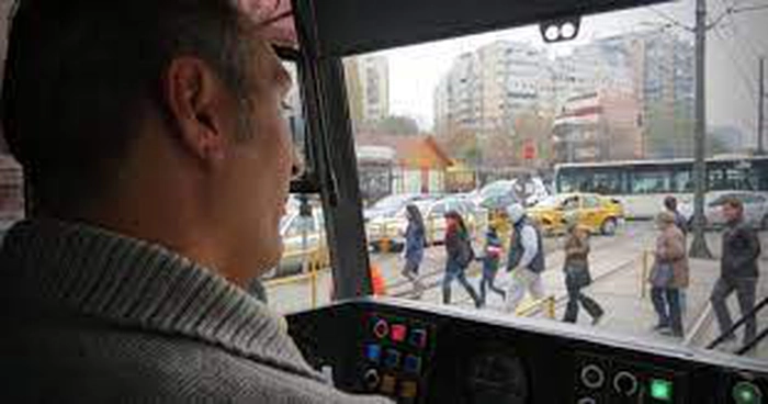 un barbat conducand tramvaiul