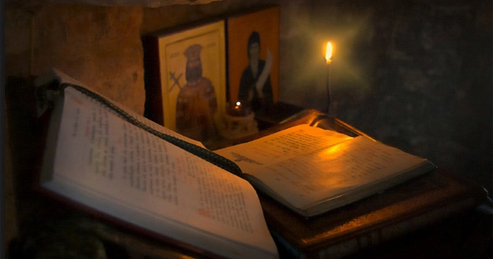 psaltirea deschisa langa mai multe icoane