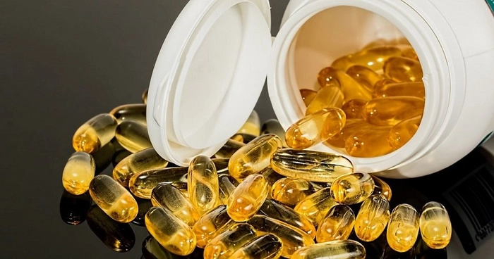 un recipient din care cad mai multe vitamine