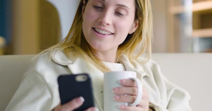 persoana care isi bea cafeaua