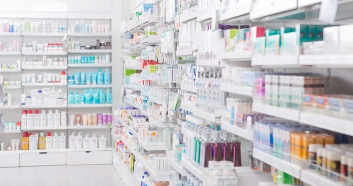 cateva rafturi cu medicamente si produse dermato-cosmetice