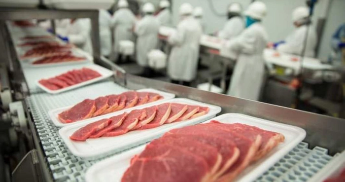 amenzi uriaşe ANSVSA, raft cu produse din carne