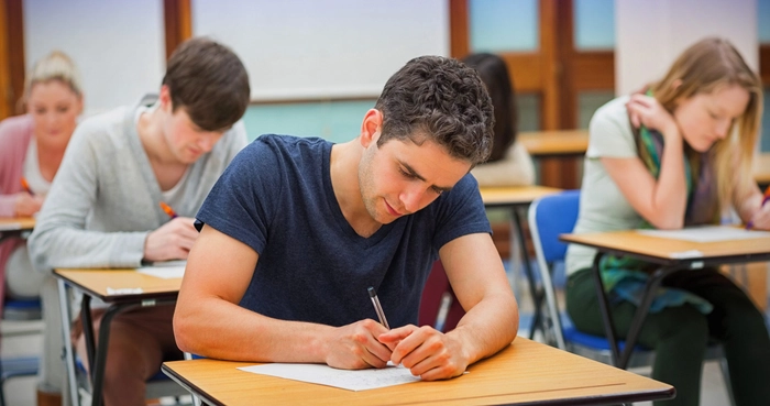 elevi în timpul unui examen