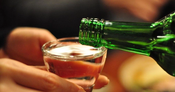  un pahar de alcool si o sticla