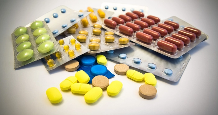 mai multe tipuri de pastile sedative pe o masa