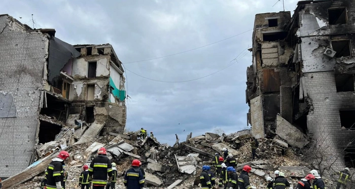 primarul din Borodyanka revoltat, pompieri ce intervin sa stinga incendiul provocat in urma bombardarii unui bloc de aparatamente