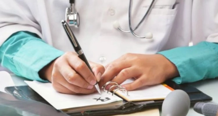 un medic care scrie o reteta