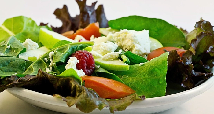 un fel de mancare din mai multe legumepentru dieta intr-o farfurie