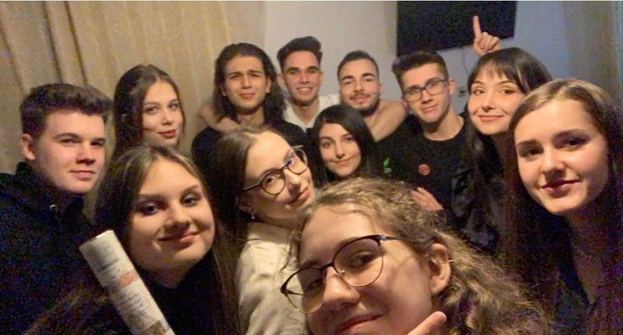 grupul celor 11 elevi ai Colegiului National „Mihail Sadoveanu” Pascani admisi la Medicina Generala