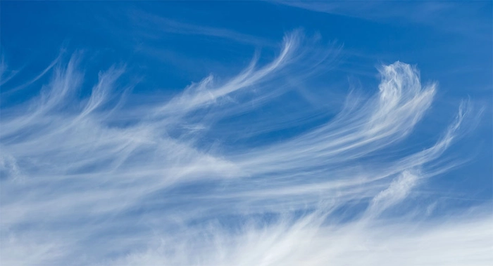 nori cirrus pe un cer senin