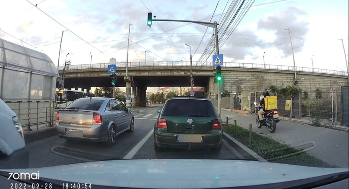 un tanar livrator de la Glovo, pe motocicleta