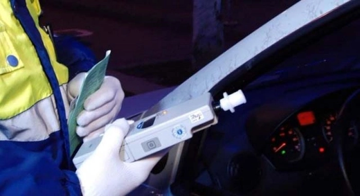 un politist care verificaalcoolemia