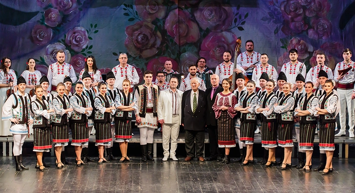 Grup folcloric pe scena