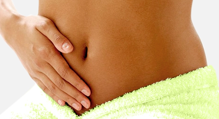 abdomen feminin infasurat intr-un prosop galben