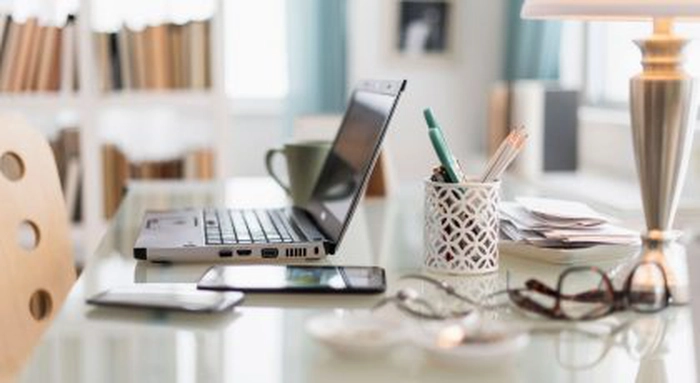 Laptop si telefon mobil pe biroul de acasa