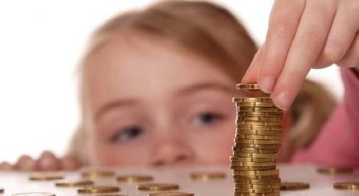 fetiță care numeră niște monede