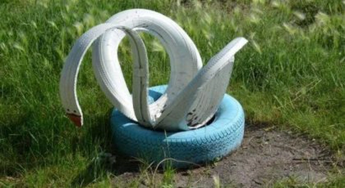 lebădă făcută din anvelopă de cauciuc