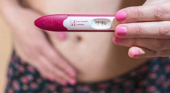 femeie care a făcut un test de sarcină