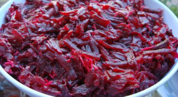 bol ceramica alb cu salata de sfecla rosie