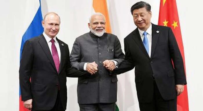 liderii Rusiei, Indiei si Chinei dand mana