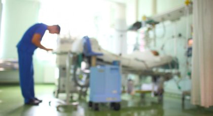 o sală de spital cu un medic